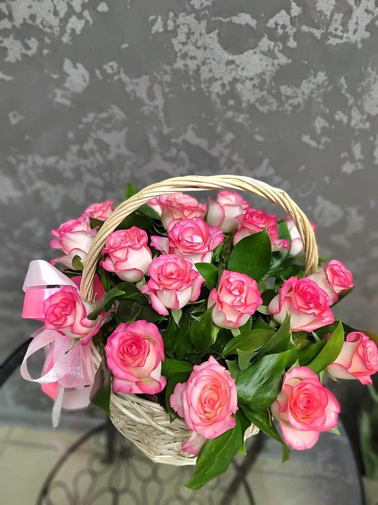 Цветочная композиция из Розы в корзине в Средний Икорец