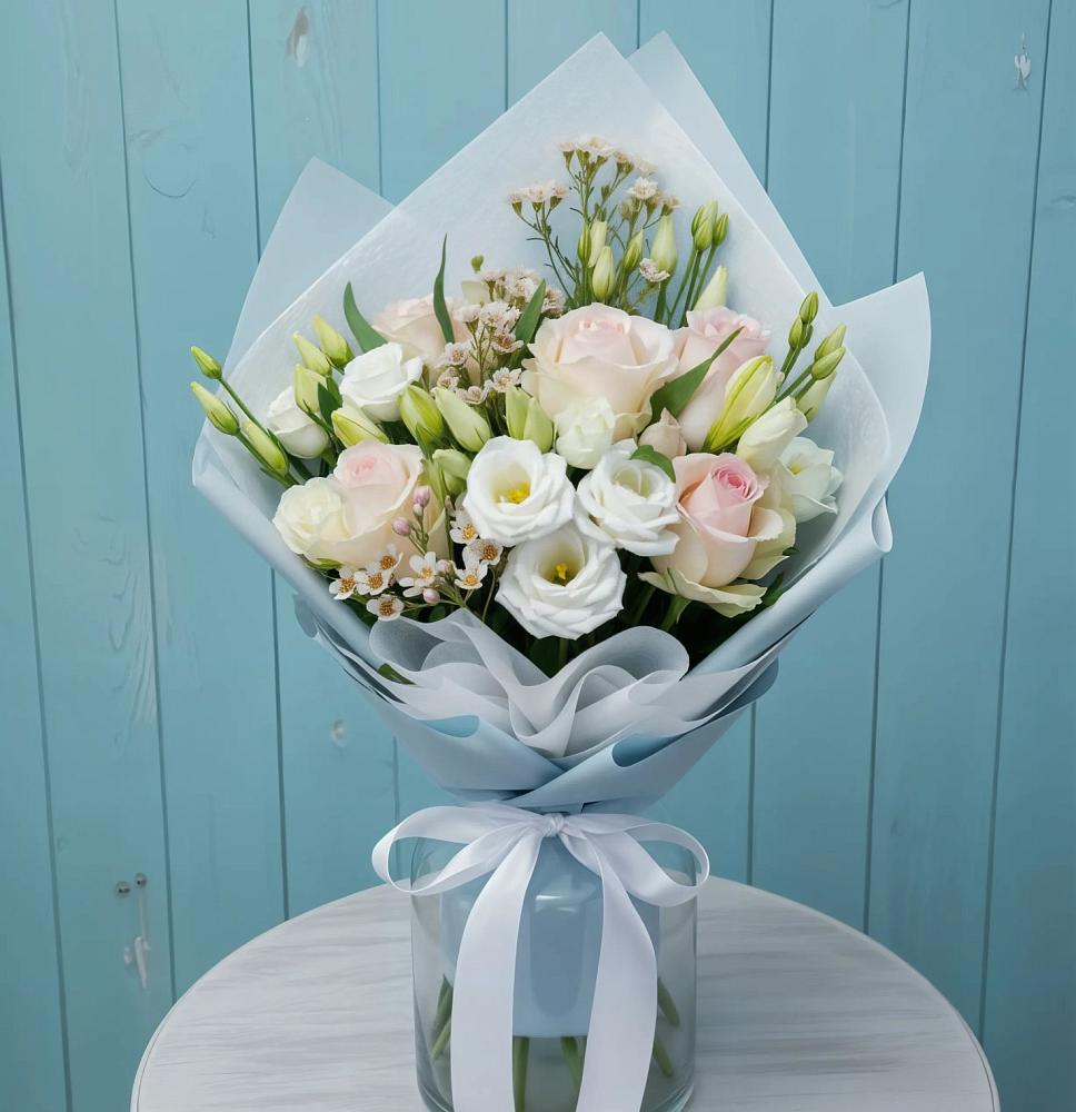 Букет цветов из: Розы и Лизиантусы в Средний Икорец