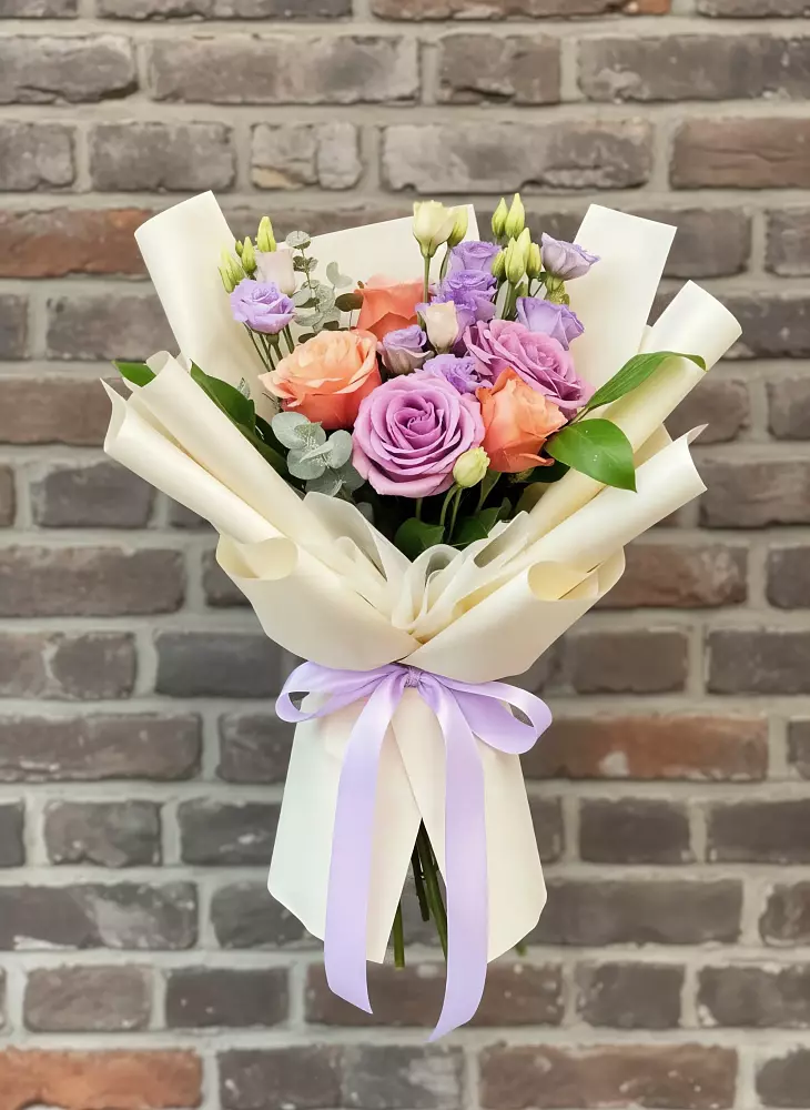 Букет цветов из: Лизиантусы и Розы в Средний Икорец