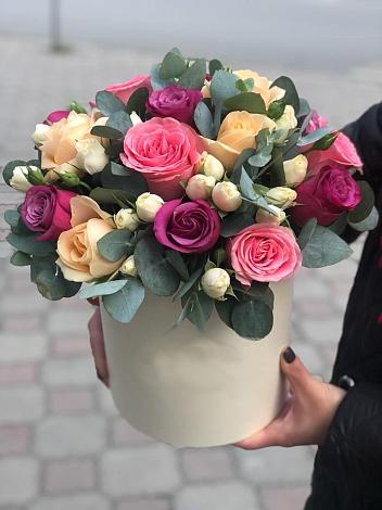 Цветочная композиция из Розы в шляпной коробке в Средний Икорец