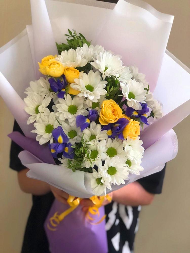 Букет цветов из: Ирисы, Хризантемы и Розы в Средний Икорец