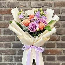 Букет цветов из:  Лизиантусы и Розы в Средний Икорец