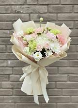 Букет цветов из:  Гвоздики, Розы, Лизиантусы и Хризантемы #REPLACE_PRED# Средний Икорец