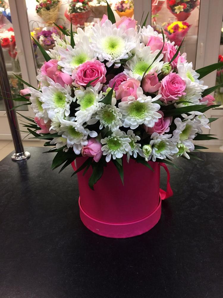 Цветочная композиция из Розы и Хризантемы в шляпной коробке в Средний Икорец