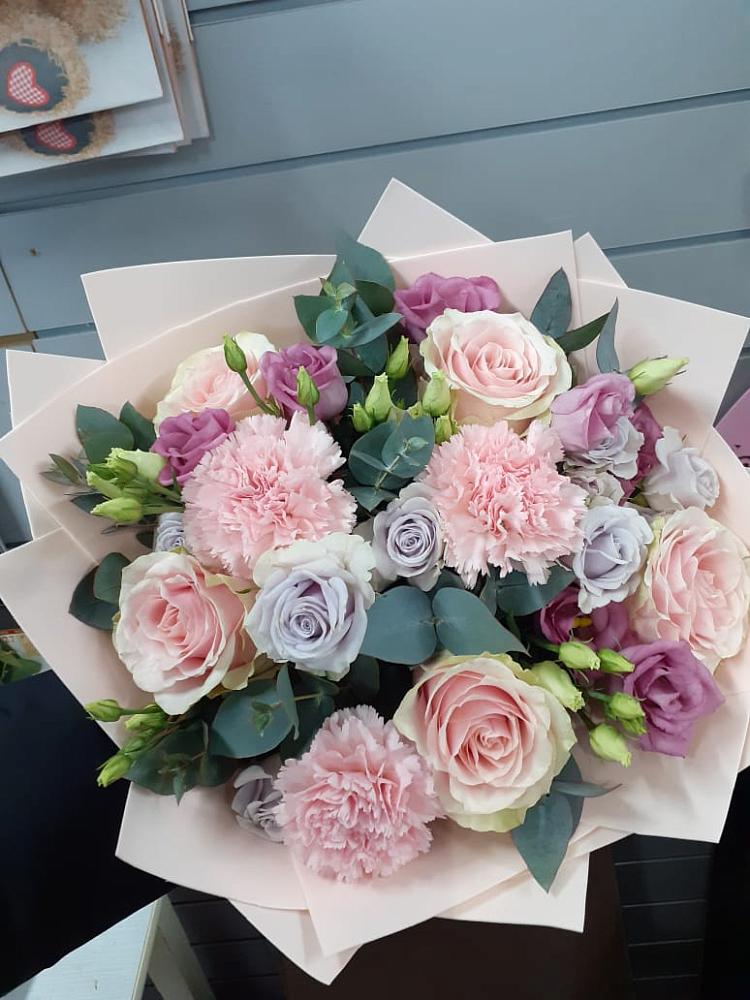 Букет цветов из: Розы, Гвоздики и Лизиантусы в Средний Икорец