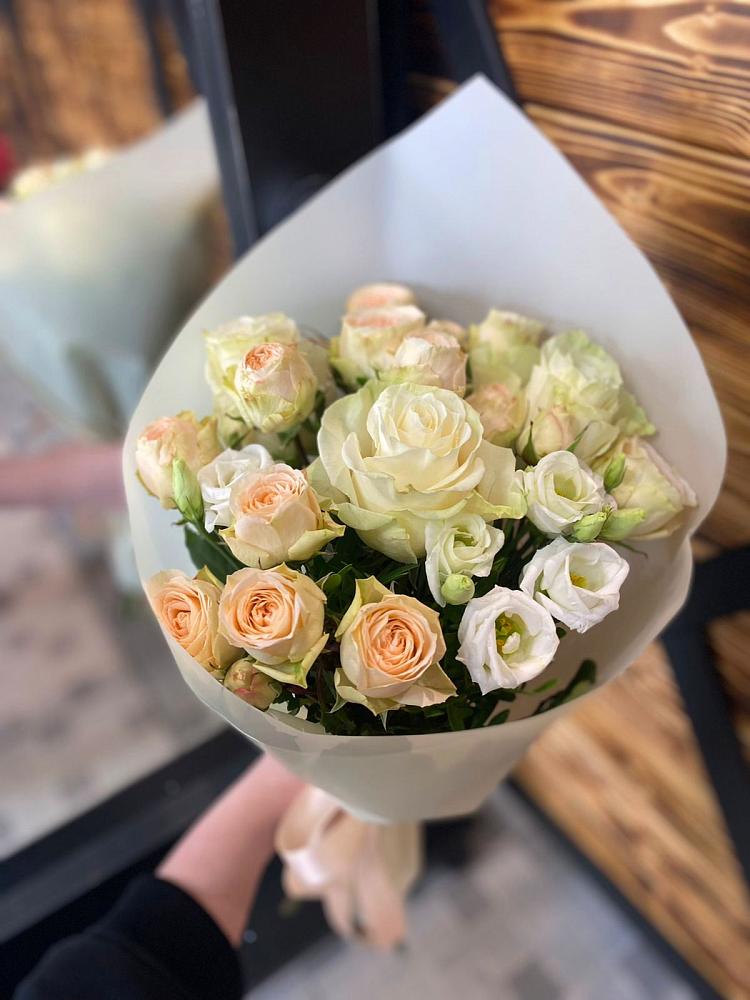 Букет цветов из: Розы и Лизиантусы в Средний Икорец